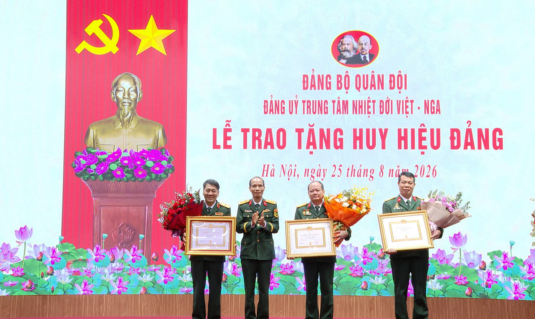 Trung tâm Nhiệt đới Việt - Nga tổ chức Lễ trao tặng Huy hiệu Đảng đợt 02/9